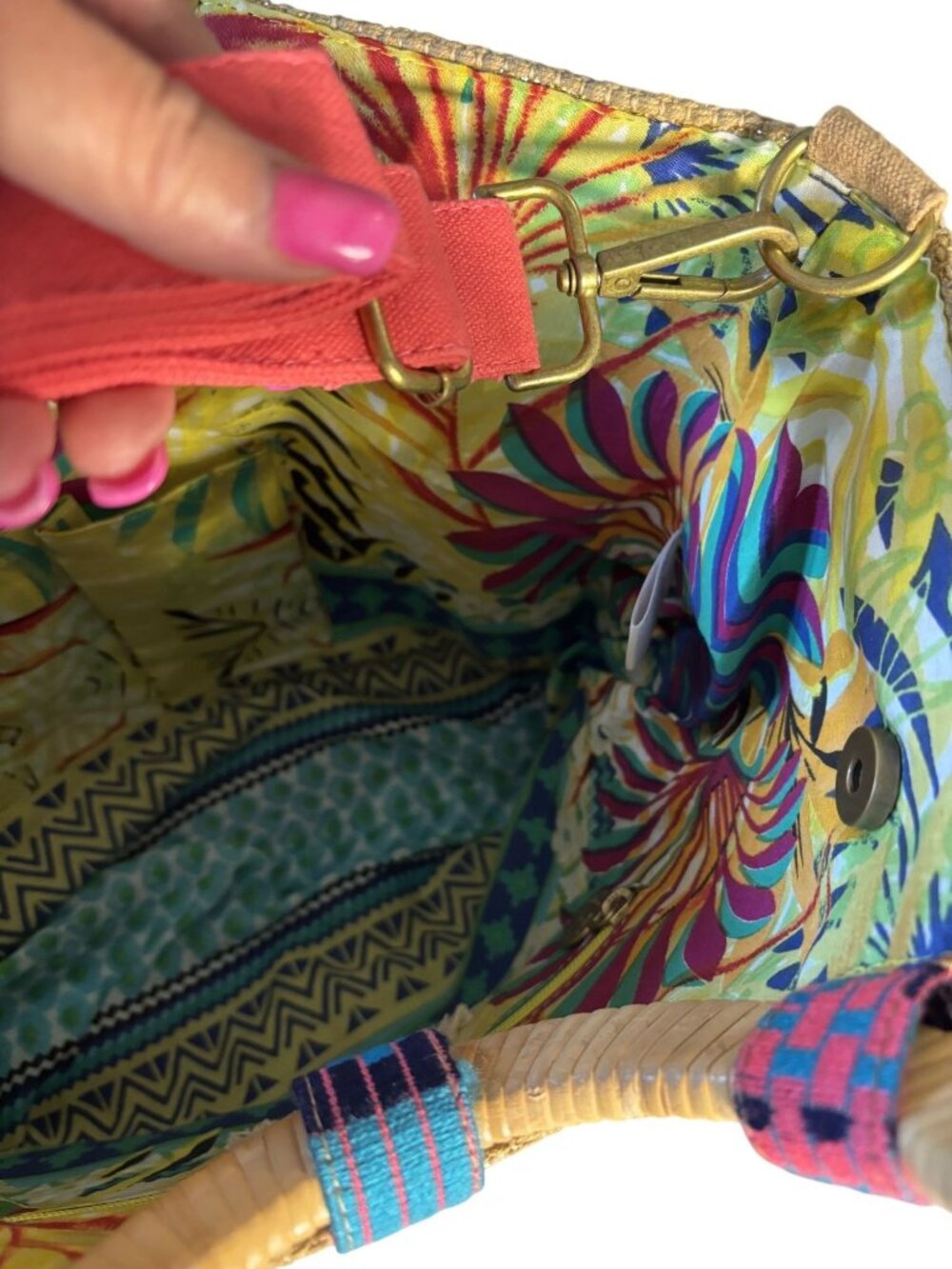 Woven Tote With Beaded Pineapple Wooden Circular Handles Colorful Fabric Lining - Picture 9 of 16